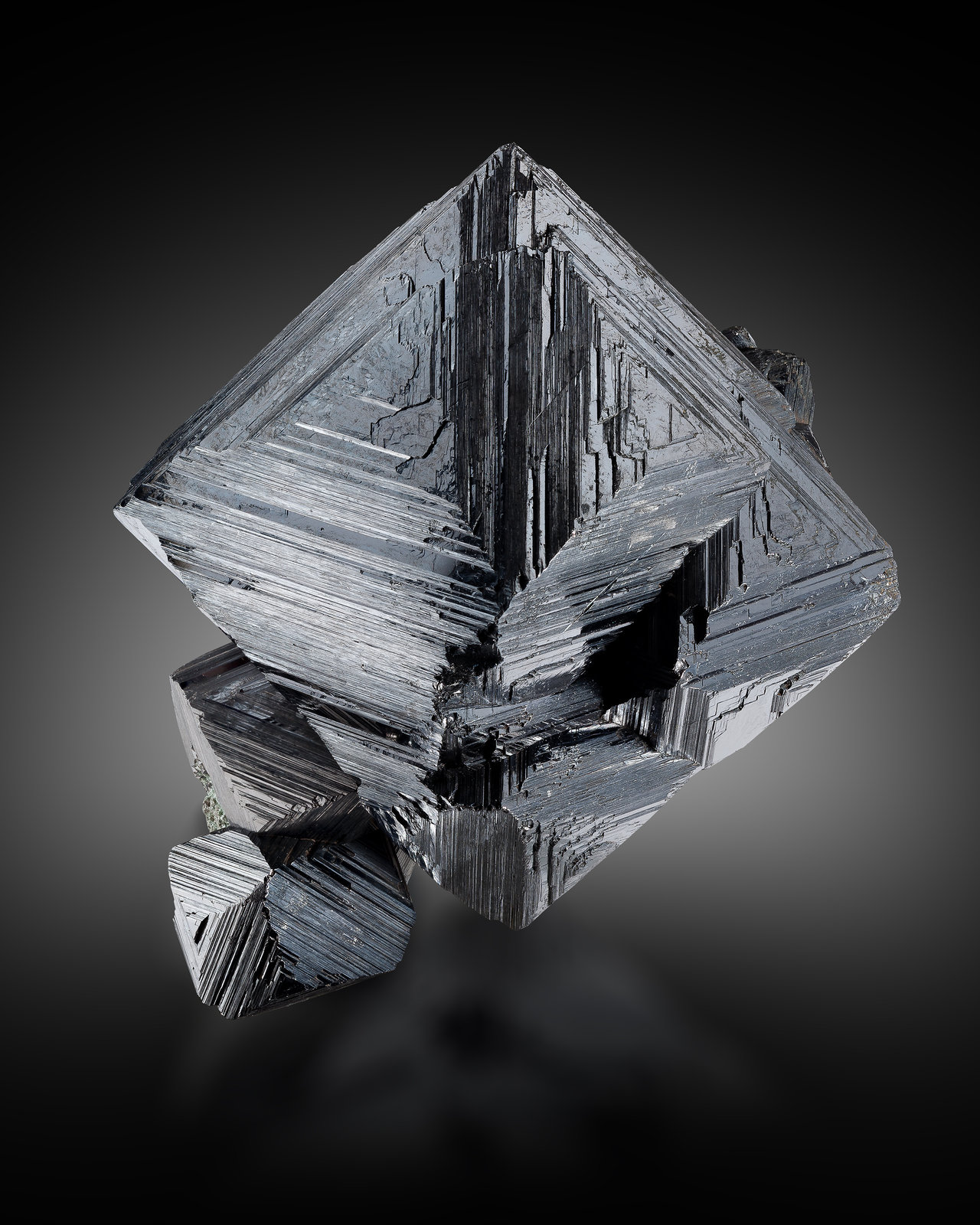 Magnetita
5 x 5.5 x 3.5 cm / cristal principal: 4.4 cm
(Autor: Museo MIM)