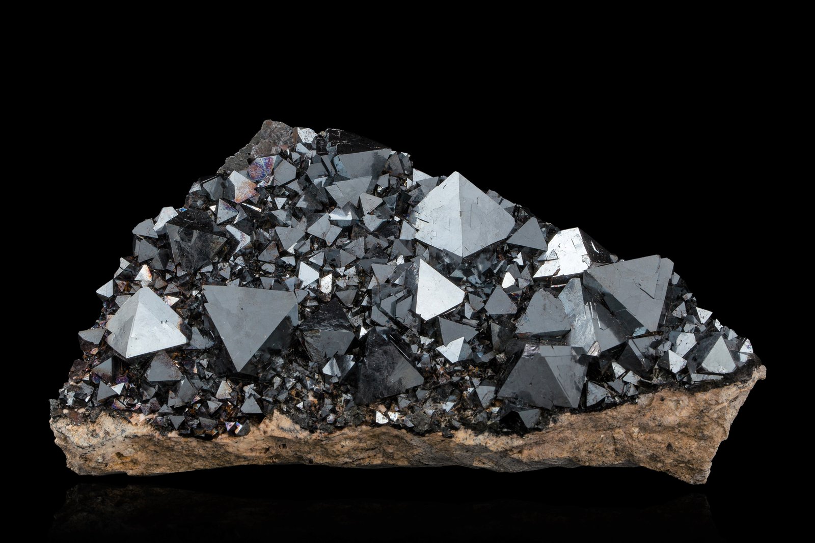 Magnetita
15 x 8.5 x 4.5 cm / Cristal principal: 2.3 cm
(Autor: Museo MIM)
