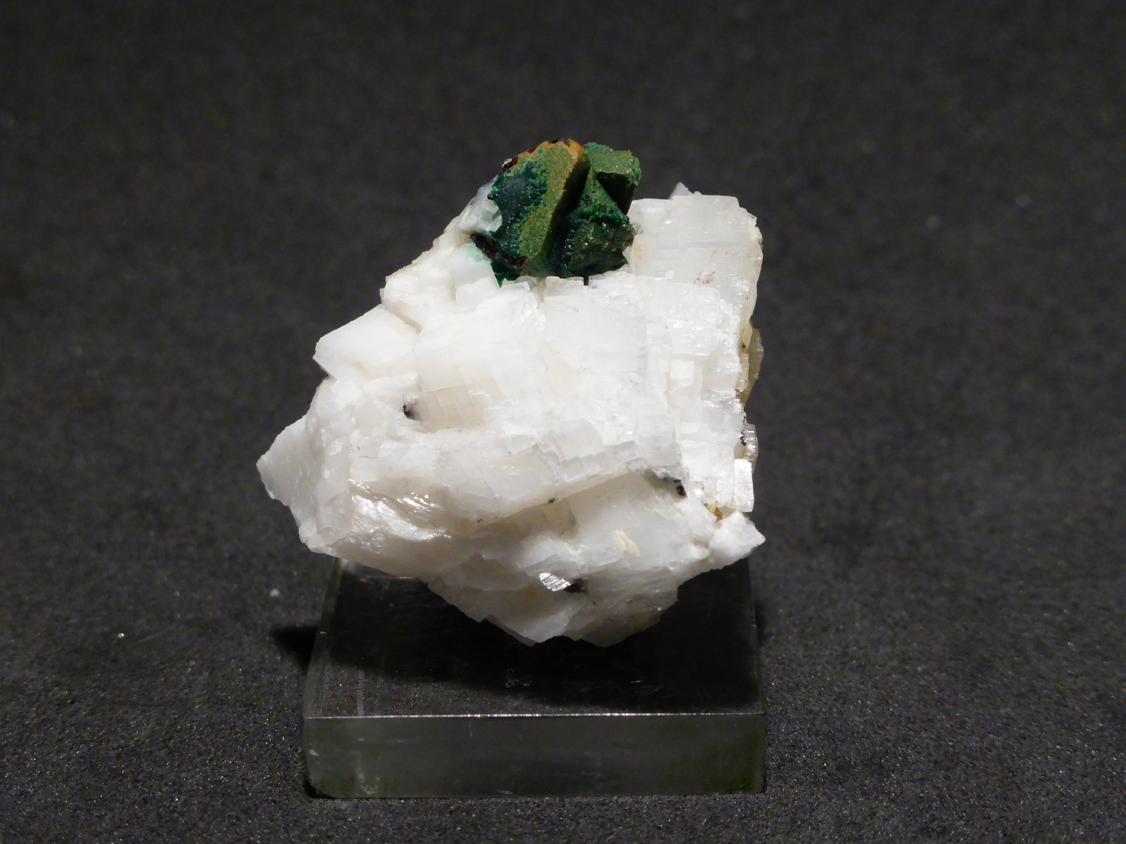 Calcopirita recubierta de malaquita en dolomita
3x2,5 cm Cristal 1 cm
(Autor: Ander Ispizua Juan)