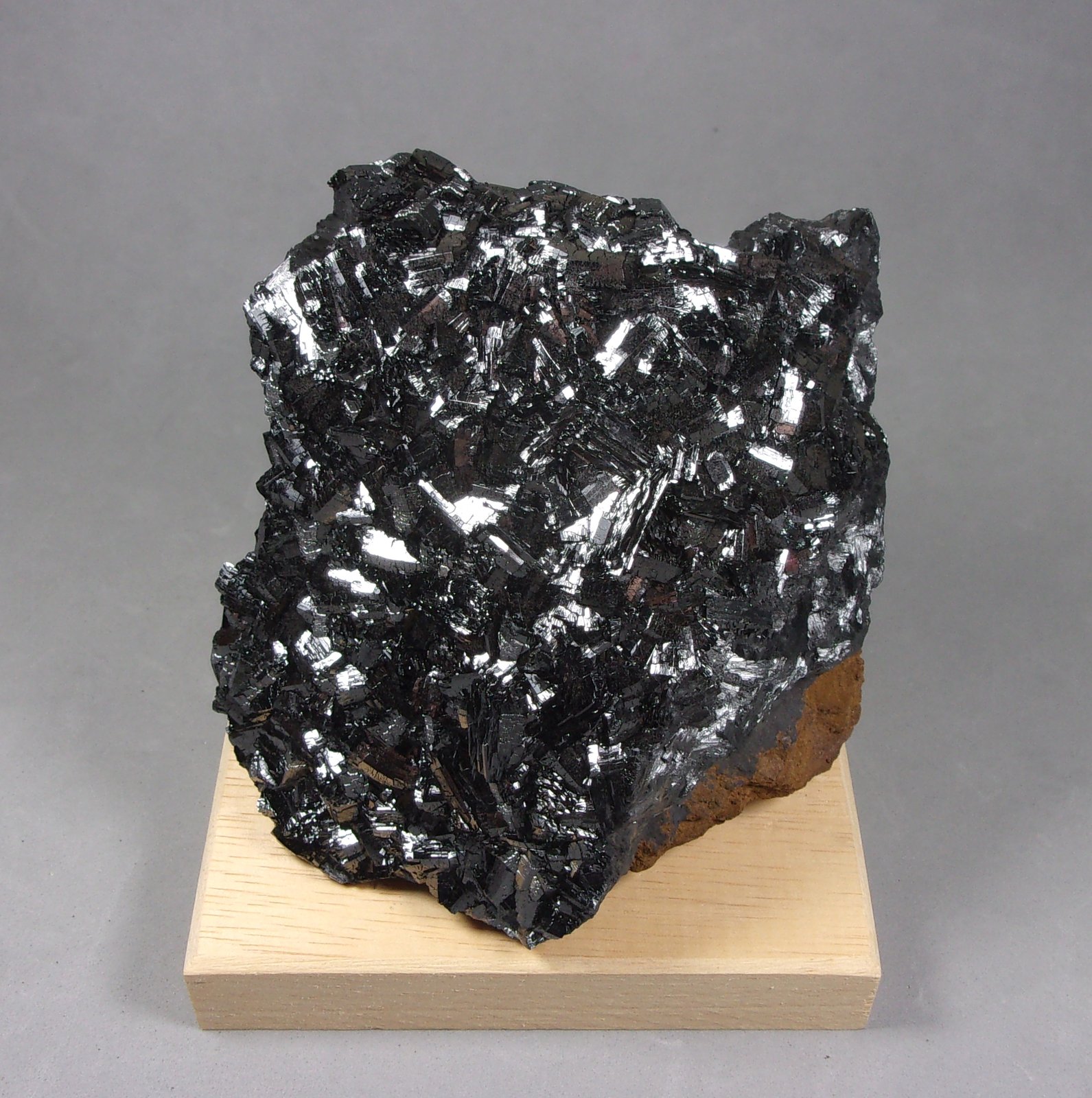Manganita
9 x 7,5 x 4,4 cm.
(Autor: J. G. Alcolea)