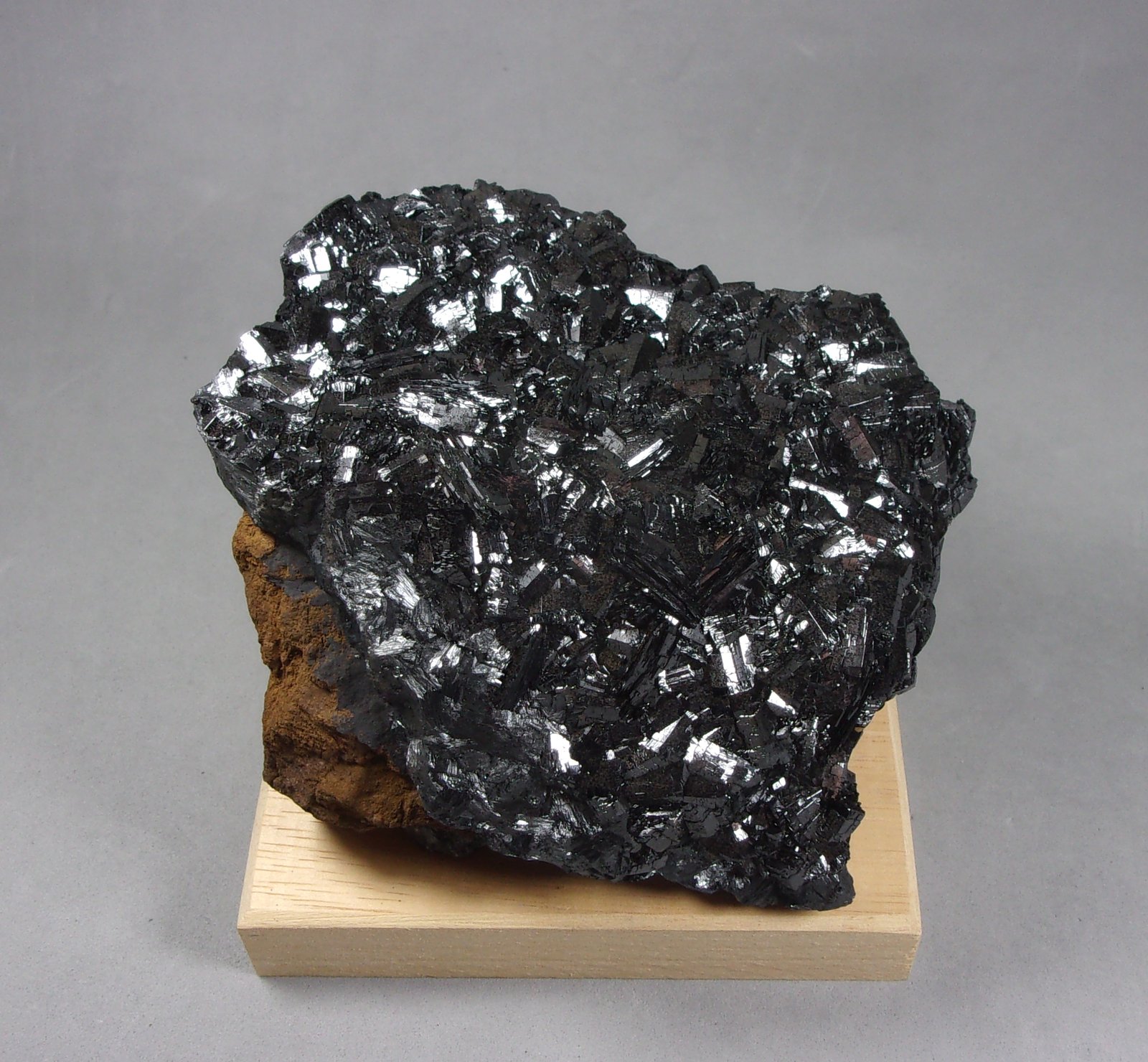 Manganita
9 x 7,5 x 4,4 cm.
(Autor: J. G. Alcolea)
