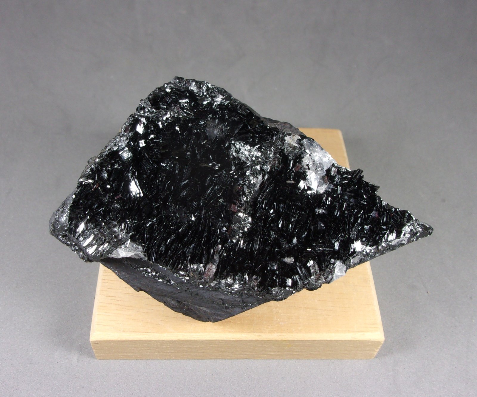 Manganita
9,5 x 6,2 x 4 cm. Cristal mas grande 7 milímetros.
(Autor: J. G. Alcolea)