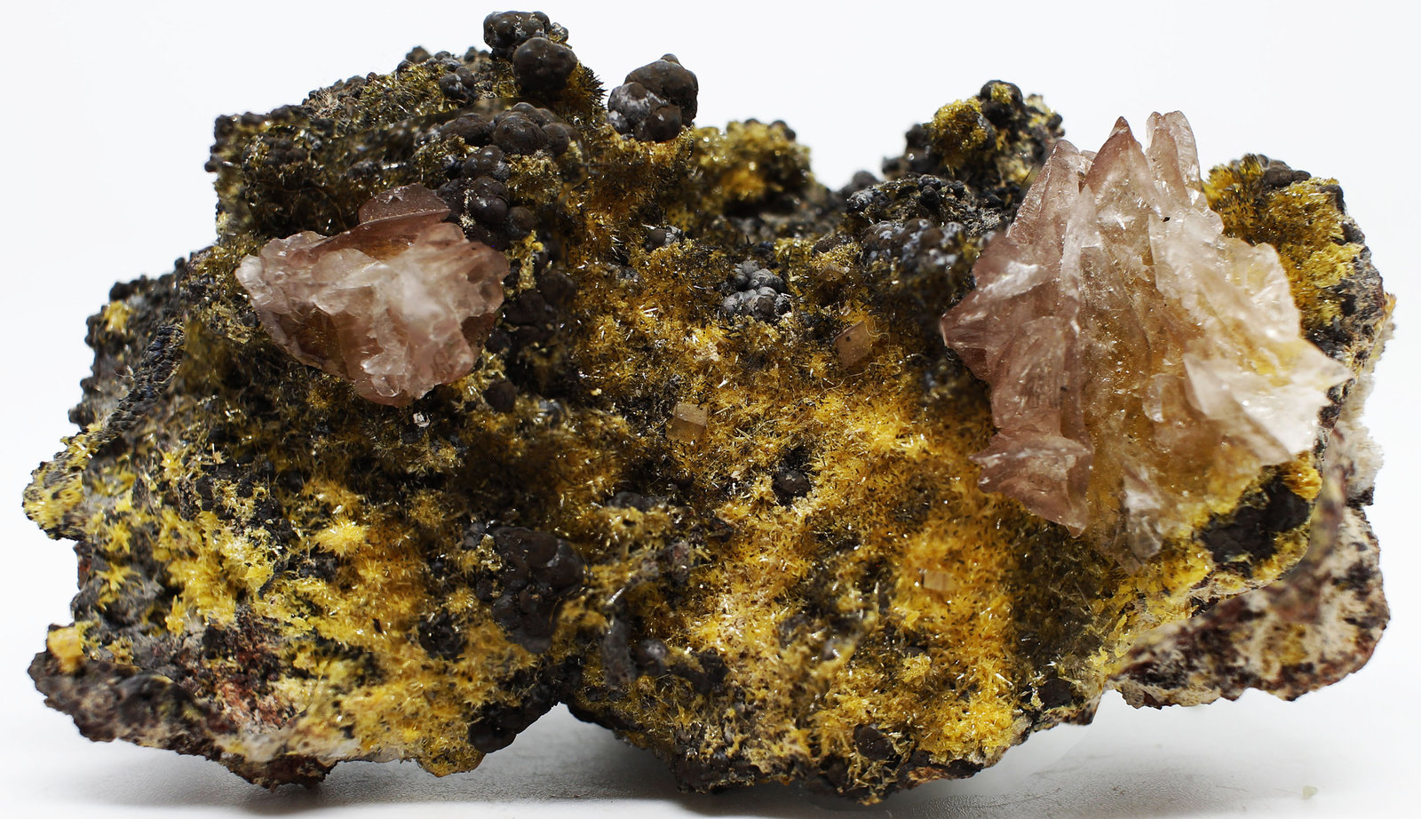 Adamita (variedad manganesífera) con Mimetita y Goethita
7x4x3.5 cm
(Autor: Luis Edmundo Sánchez Roja)