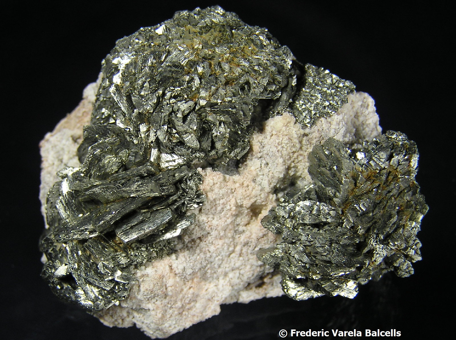 Marcasita, dolomita
5,3 × 4,2 × 2,3 cm. Cristal mayor 1,3 × 0,6 cm
(Autor: Frederic Varela)