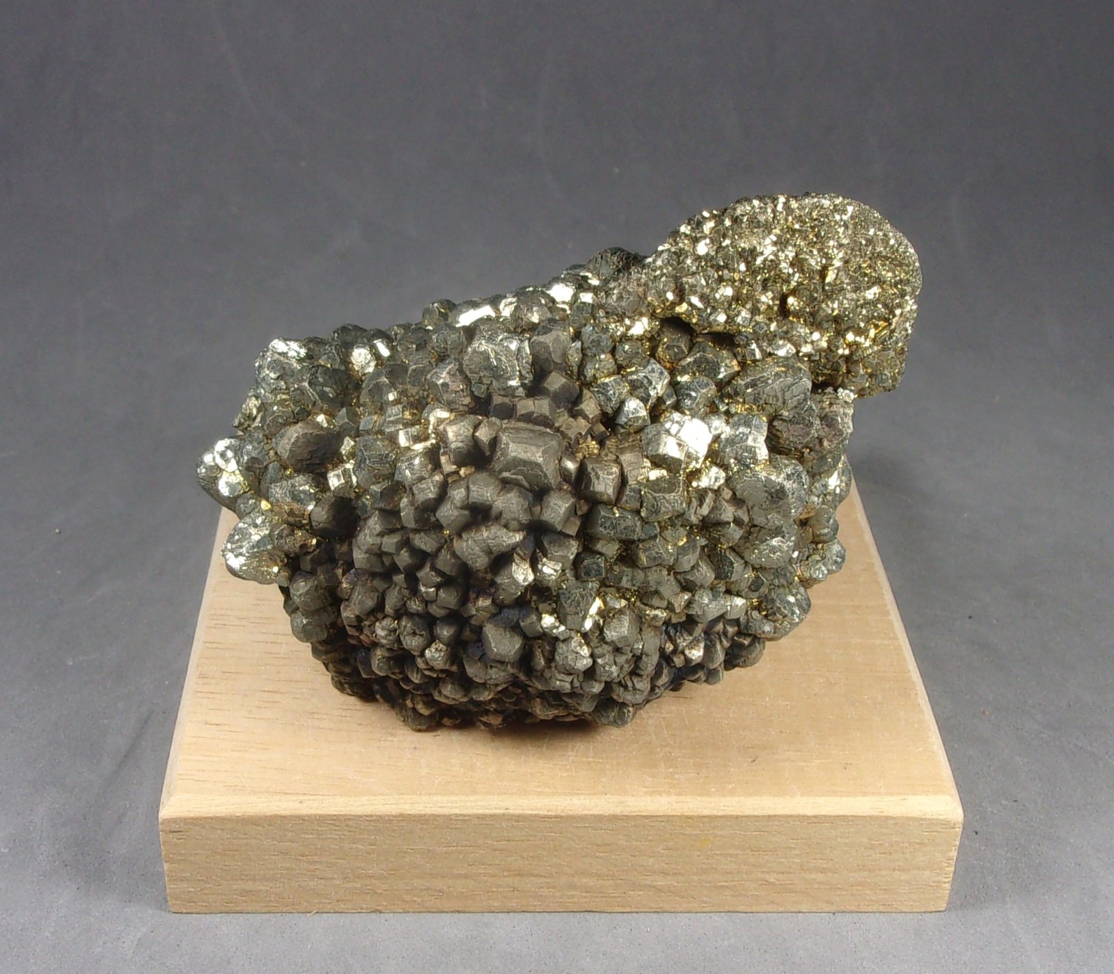 Marcasita
8 x 6 x 4,5  cm.  372,2 g. Cristal más grande 5 milímetros.
(Autor: J. G. Alcolea)