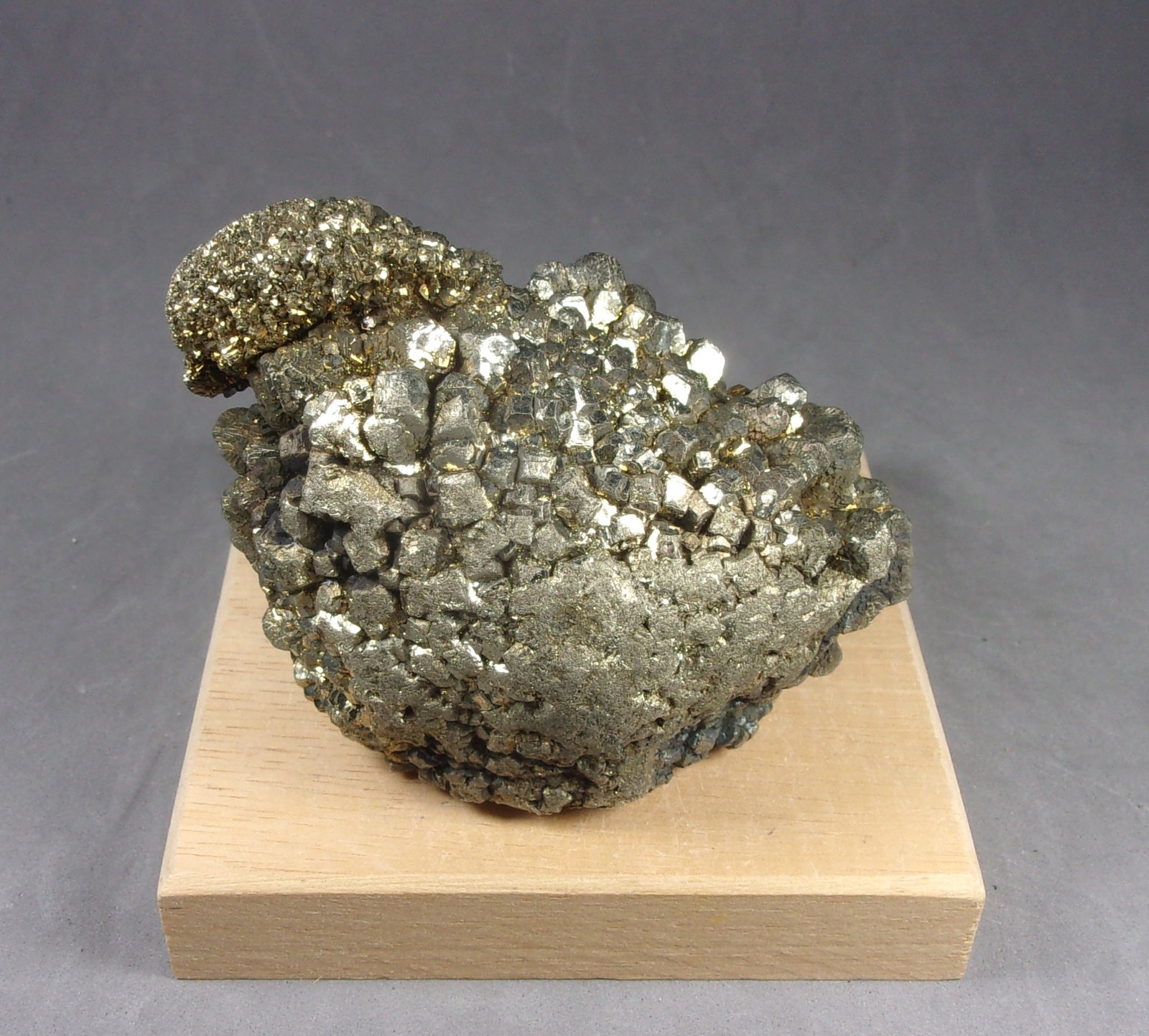 Marcasita
8 x 6 x 4,5  cm.  372,2 g. Cristal más grande 5 milímetros.
(Autor: J. G. Alcolea)