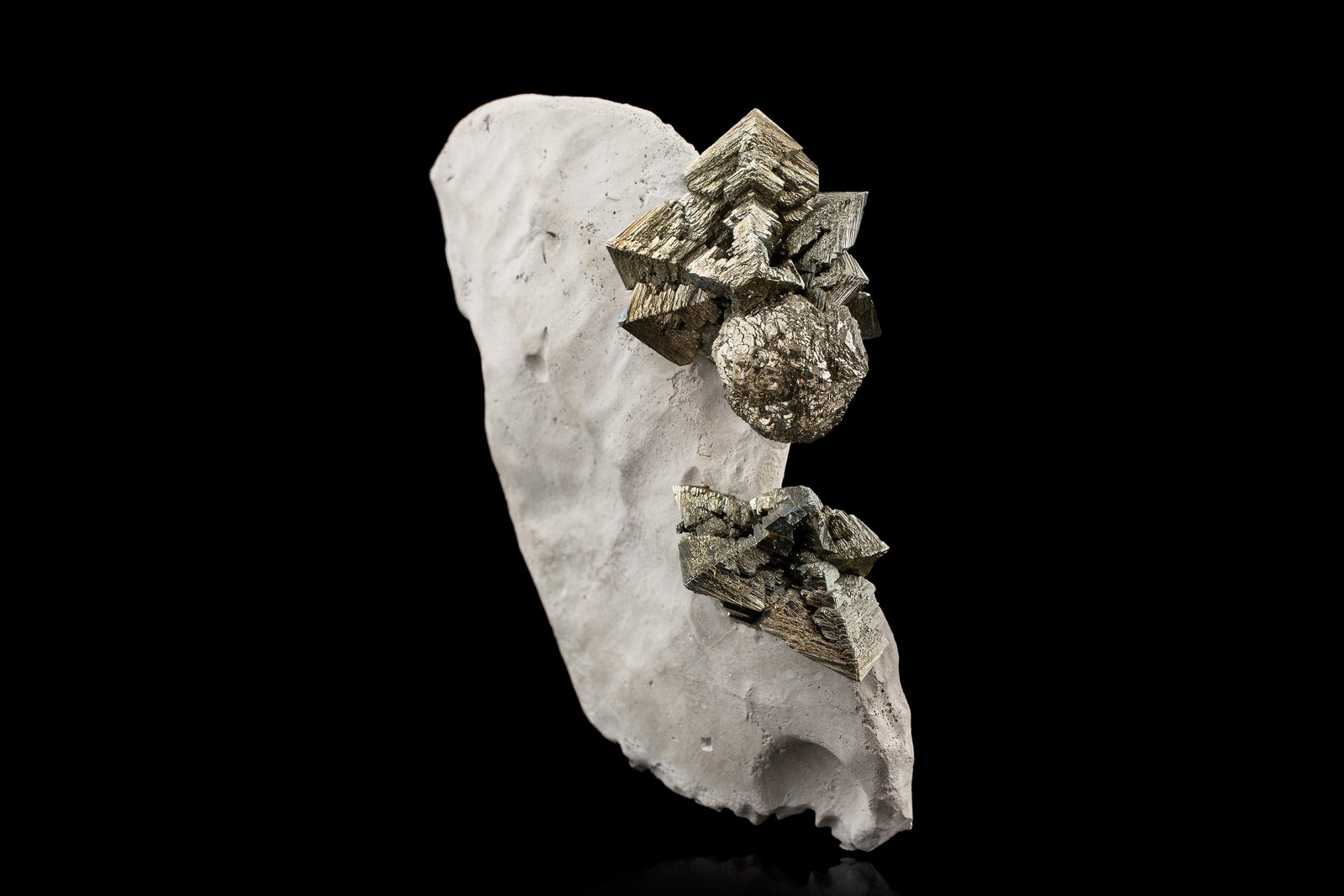 Marcasita con Pirita
5 x 8.5 x 12 cm / Cristal principal: 4.1 cm.
(Autor: Museo MIM)