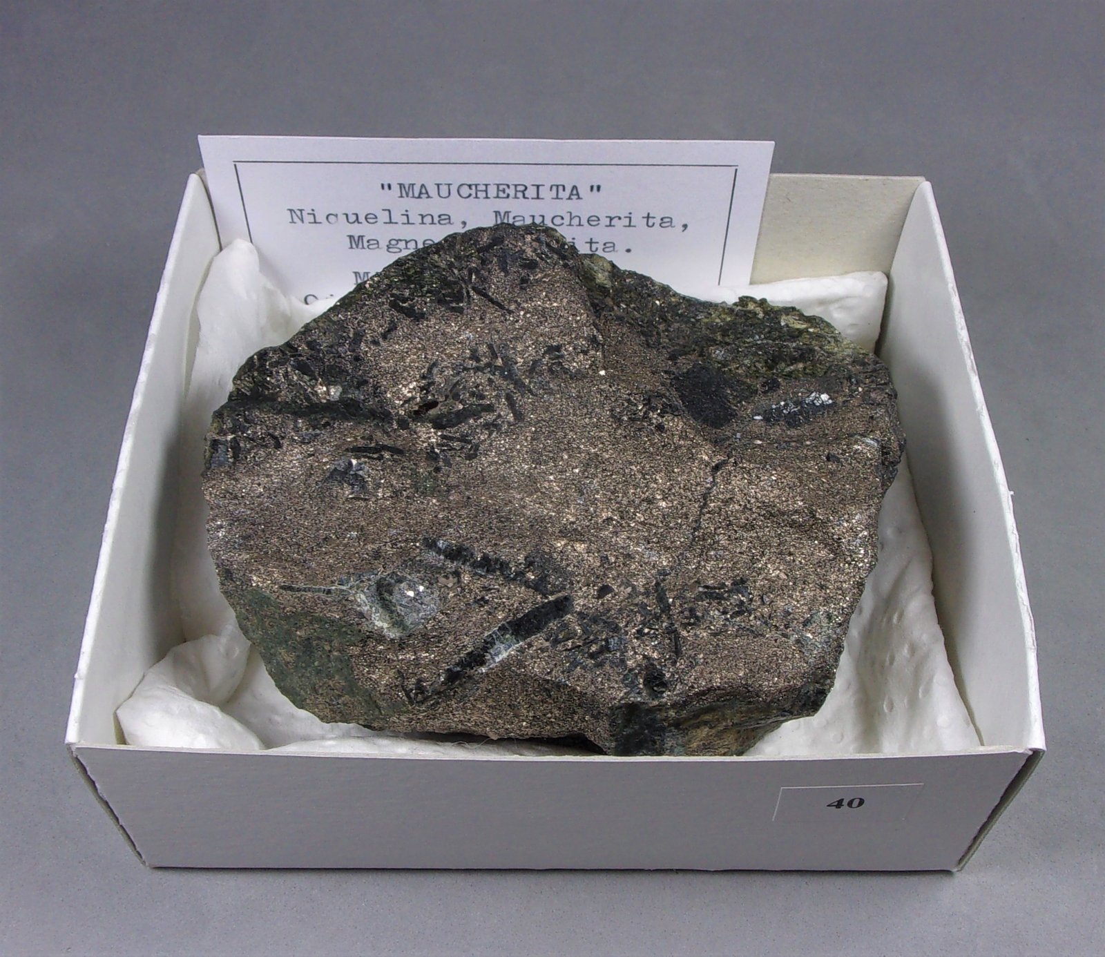 Niquelina, Magnesiocromita, Maucherita
8 x 6,3 x  4,5 cm.  595 g.
(Autor: J. G. Alcolea)