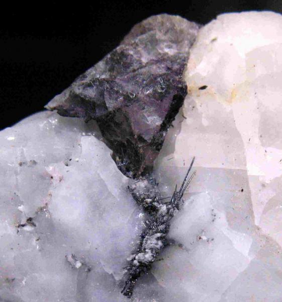 Stibnita (Estibina) y Fluorita
2 x 2 cm. zona foto
(Autor: Calita)