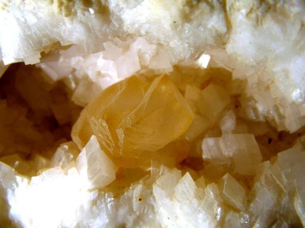 Calcita, Dolomita
Cristal de 2 cm.
(Autor: Calita)