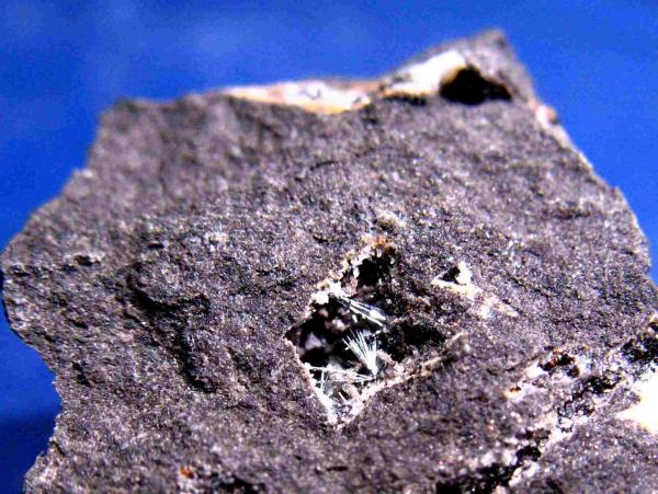 Stibnita (Estibina)
Geoda de 8 x 8 mm.
(Autor: Calita)