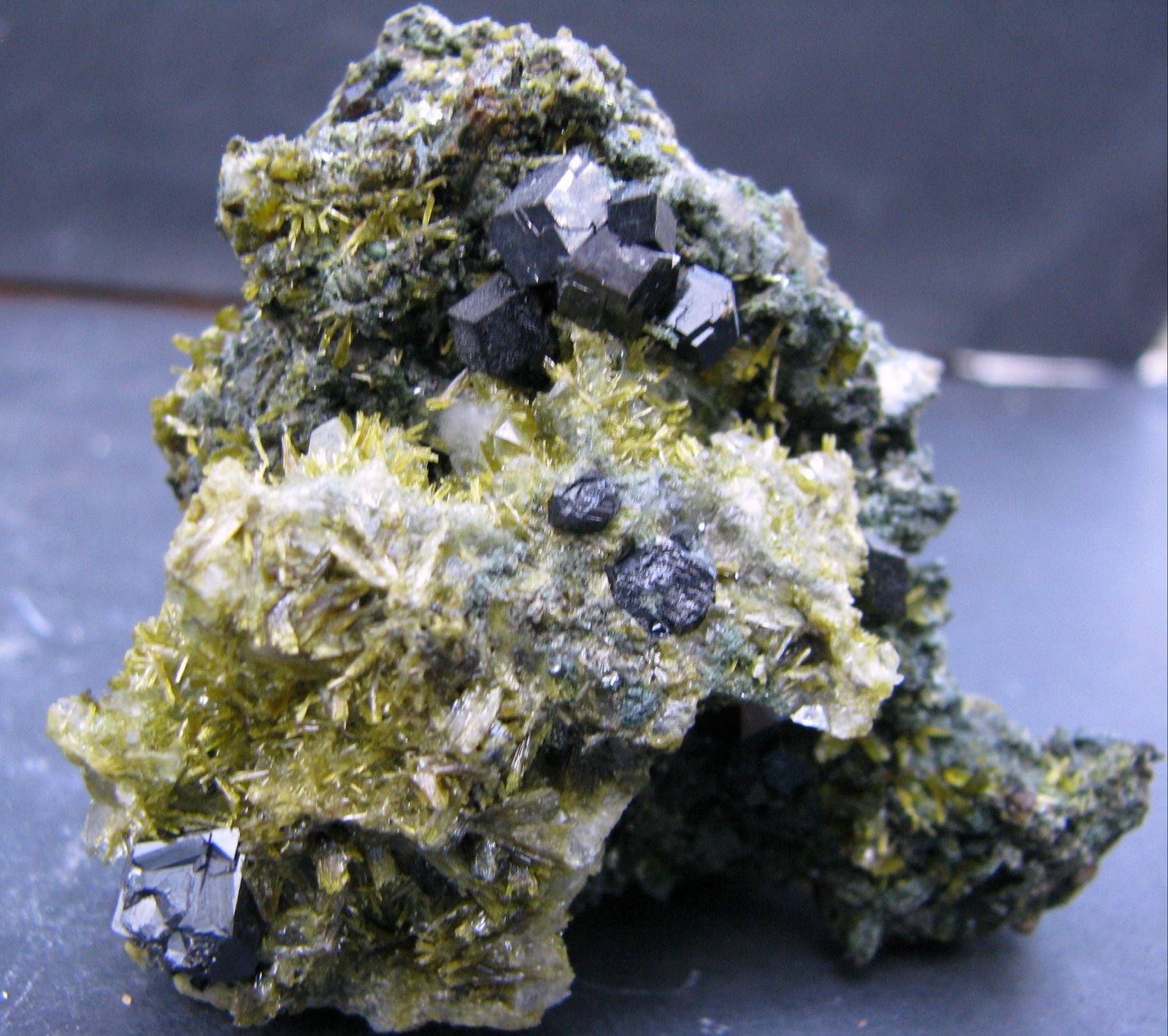 Andradita (variedad melanita), Clinozoisita
65 x 57 x 39 mm.
(Autor: José Luis Zamora)