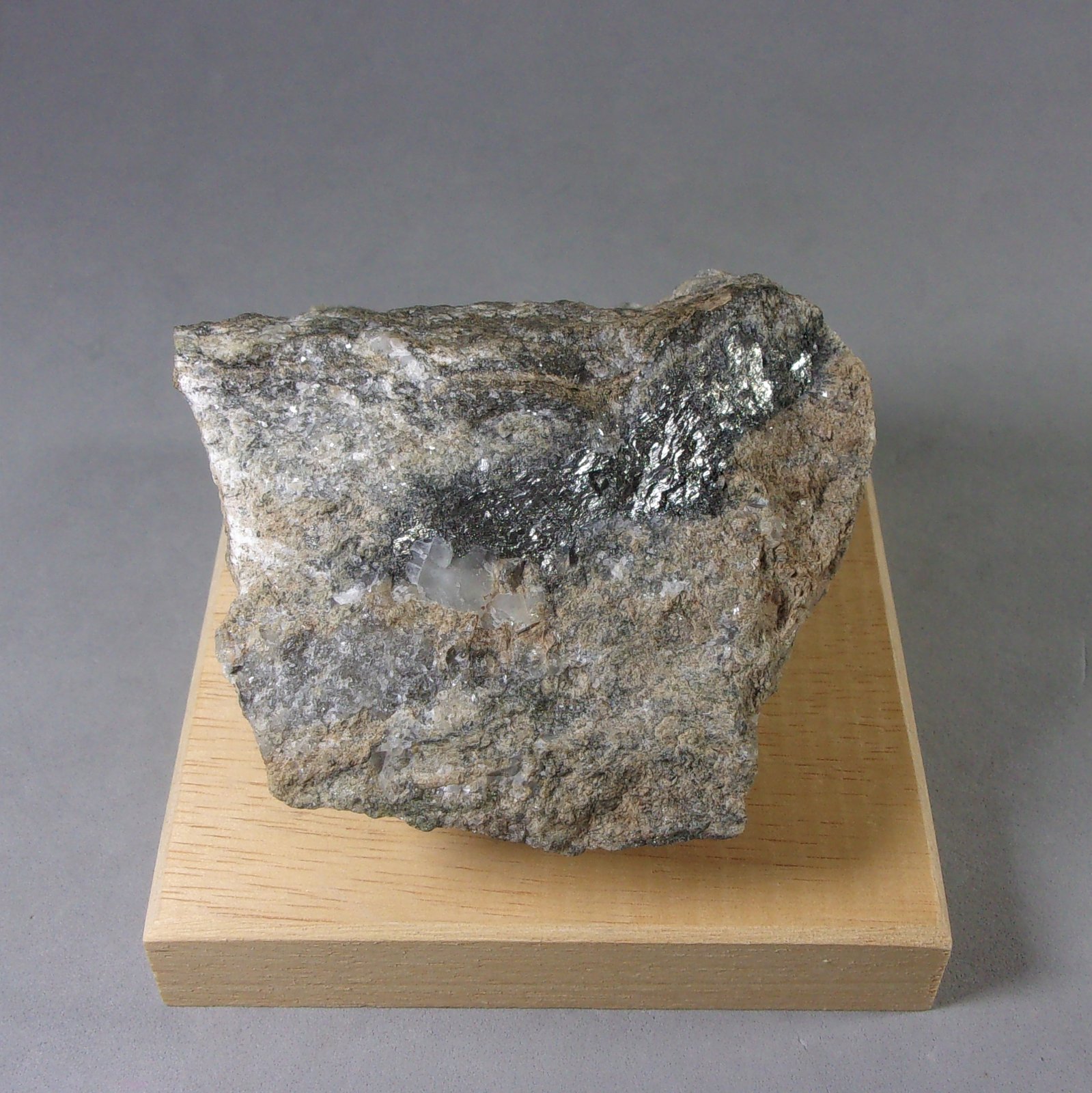 Meneghinita
8 x 7,3 x 5 cm.
(Autor: J. G. Alcolea)