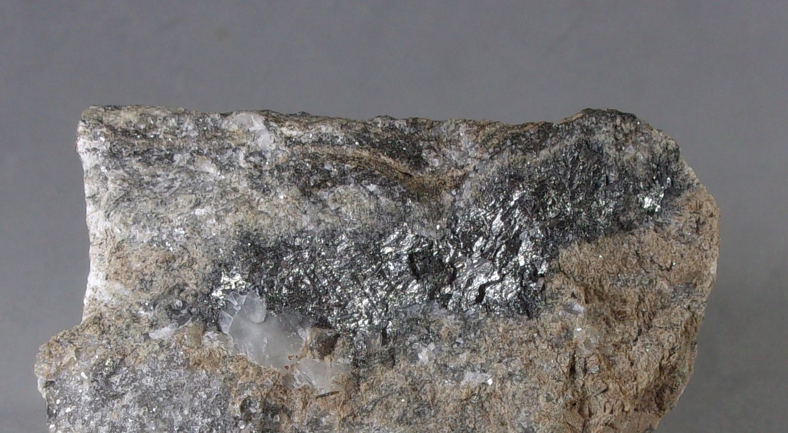 Meneghinita
8 x 7,3 x 5 cm.
(Autor: J. G. Alcolea)