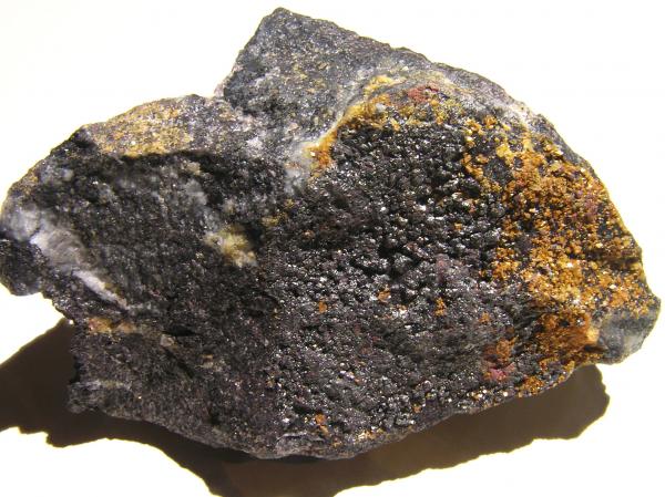 Metacinabrio con Dolomita y Cinabrio,
Tamaño de la pieza 8x5x4 cm, con cristales y agregados de cristales hasta 2-2,5 mm.
(Autor: Nacho)