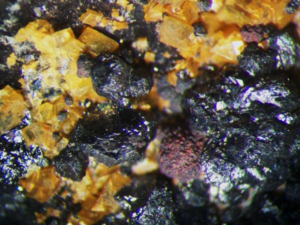 Metacinabrio con Dolomita y Cinabrio,
Cristales hasta 2-2,5 mm.
(Autor: Nacho)