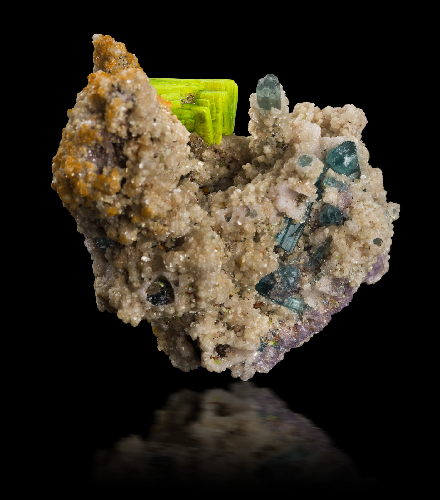Meta-autunita [Meta-autunite] sobre 'lepidolita' ['lepidolite'] y Cookeíta [Cookeite] con Turmalina [Tourmaline] (Grupo)
7 x 4 x 6.5 cm / cristal principal: 2.2 cm
(Autor: Museo MIM)