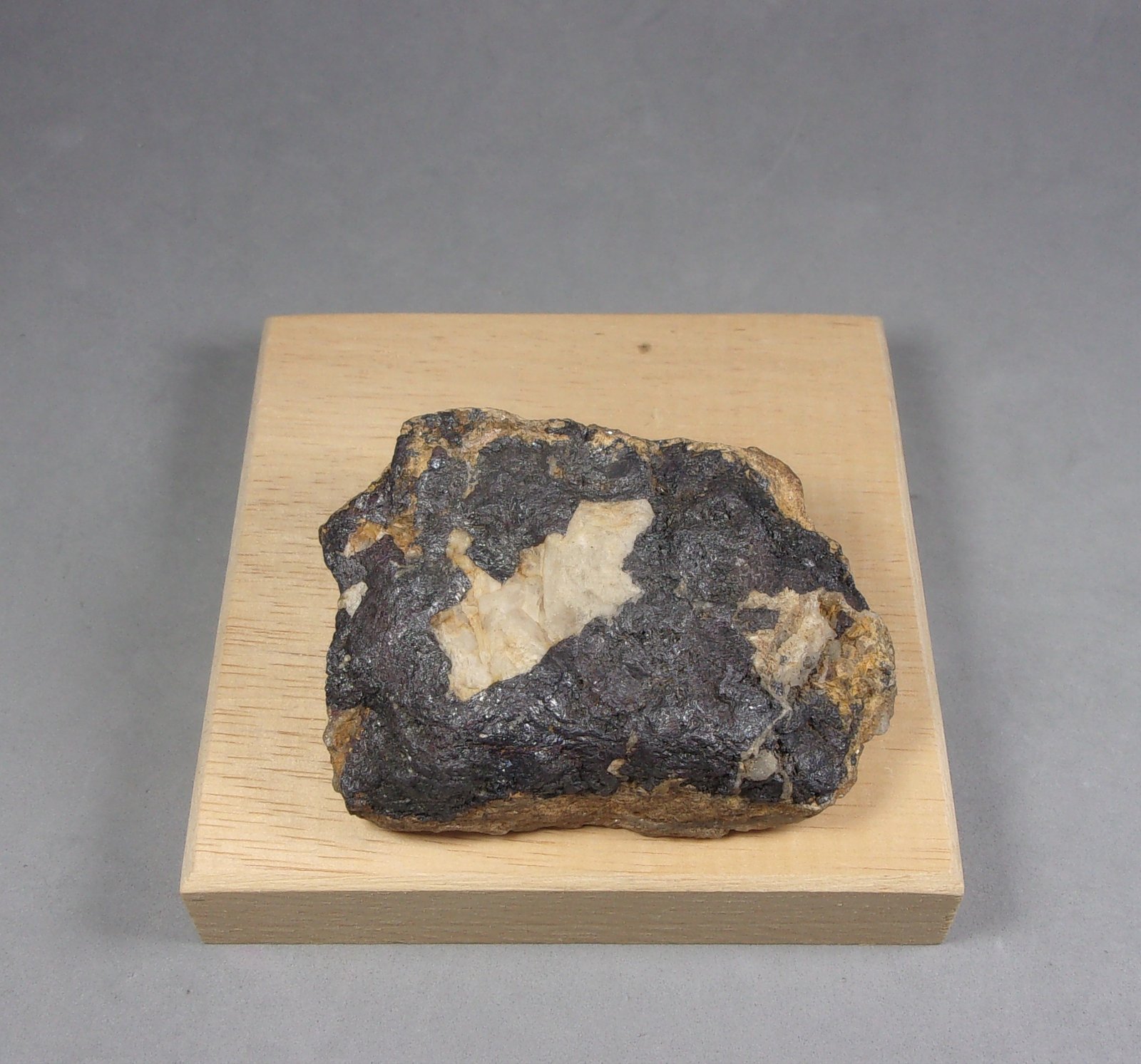 Miargirita [Miargyrite]
6,2 × 4,8 × 1,9 cm.  119,53 g.
(Autor: J. G. Alcolea)