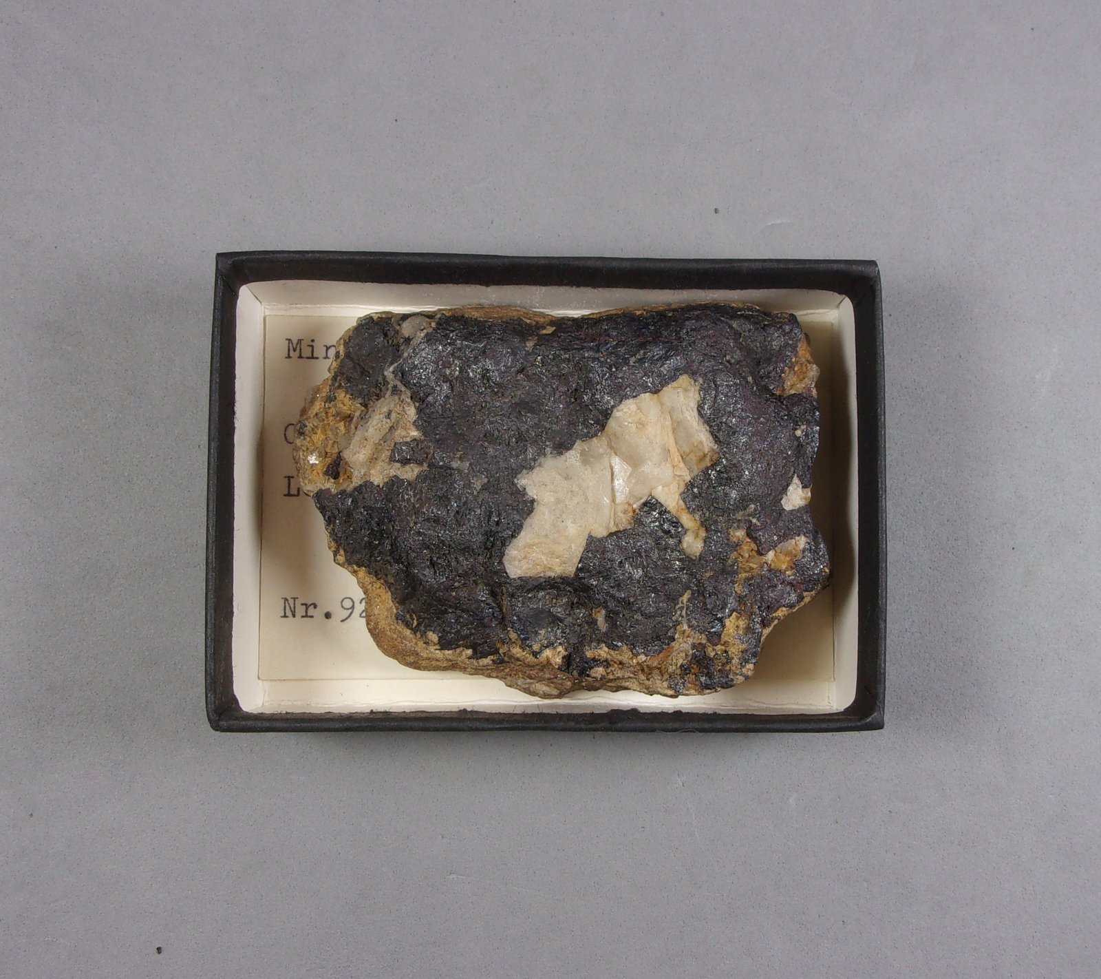 Miargirita [Miargyrite]
6,2 × 4,8 × 1,9 cm.  119,53 g.
(Autor: J. G. Alcolea)