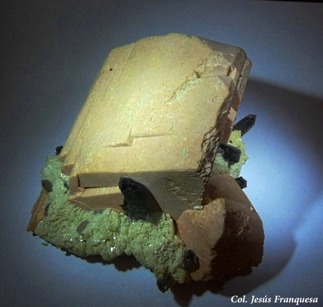 Microclina, Albita y Cuarzo.
120x110 mm.
(Autor: Jesus Franquesa Baucells)
