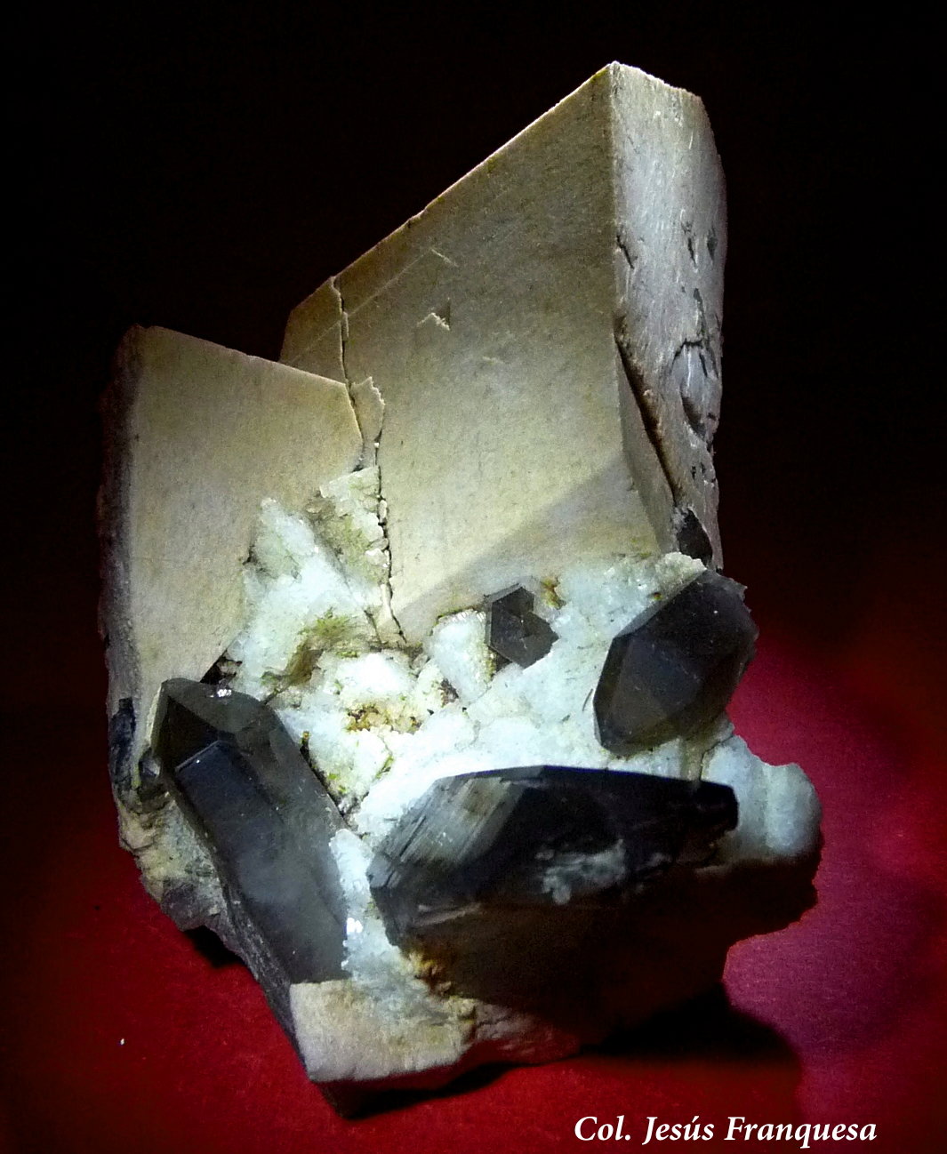 Microclina, Albita y Cuarzo.
80x70 mm.
(Autor: Jesus Franquesa Baucells)