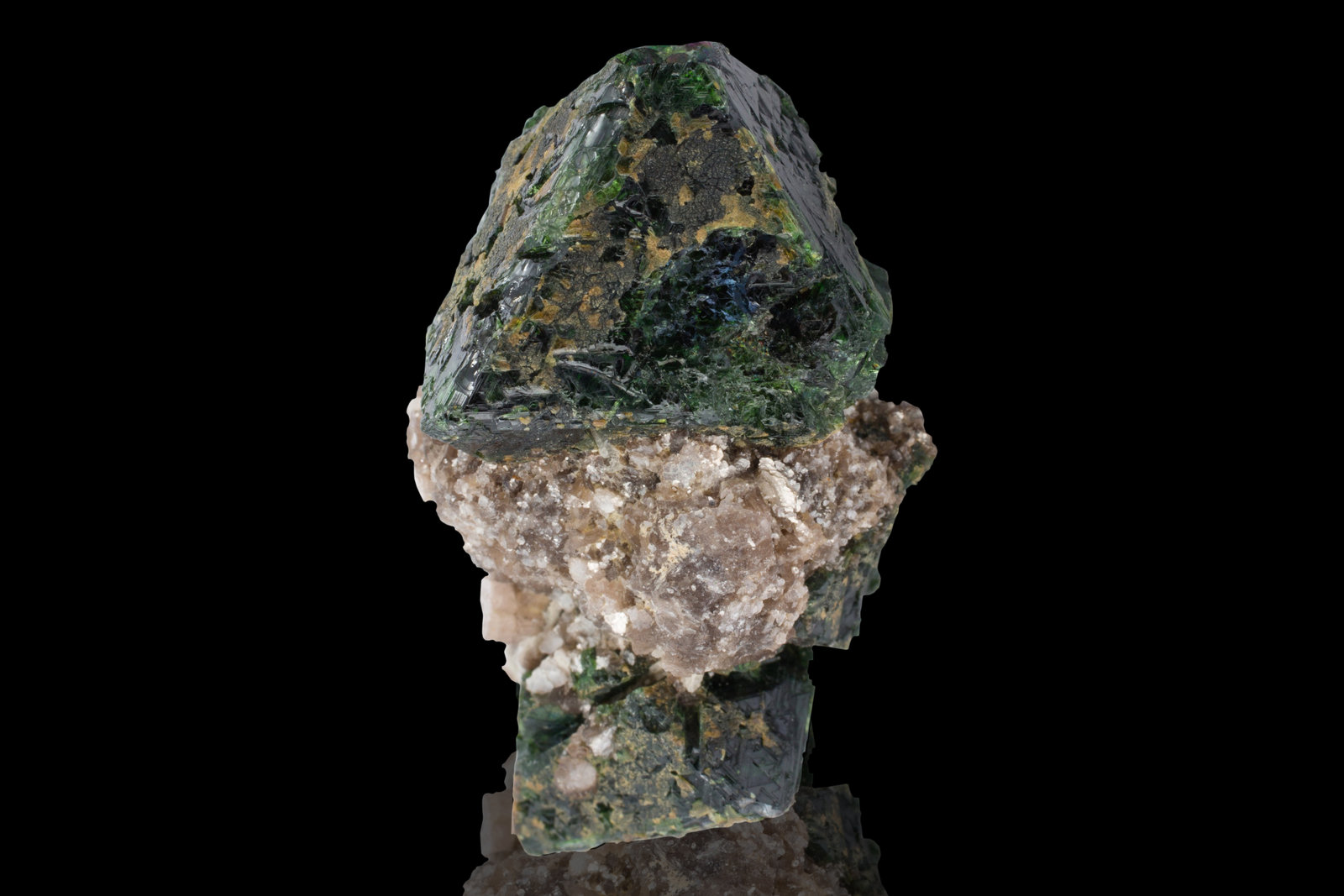 Microlita con Hafnón y lepidolita
4.5 x 3 x 2.5 cm / Cristal principal: 2.4 cm
(Autor: Museo MIM)