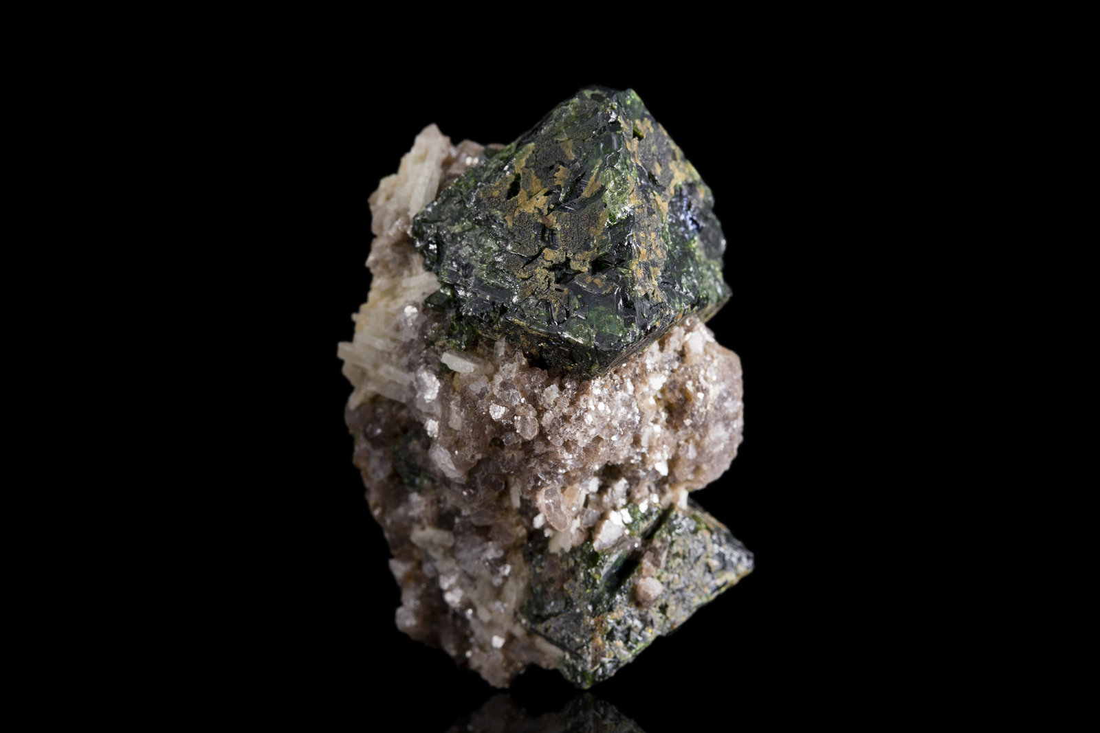 Microlita con Hafnón y lepidolita
4.5 x 3 x 2.5 cm / Cristal principal: 2.4 cm
(Autor: Museo MIM)