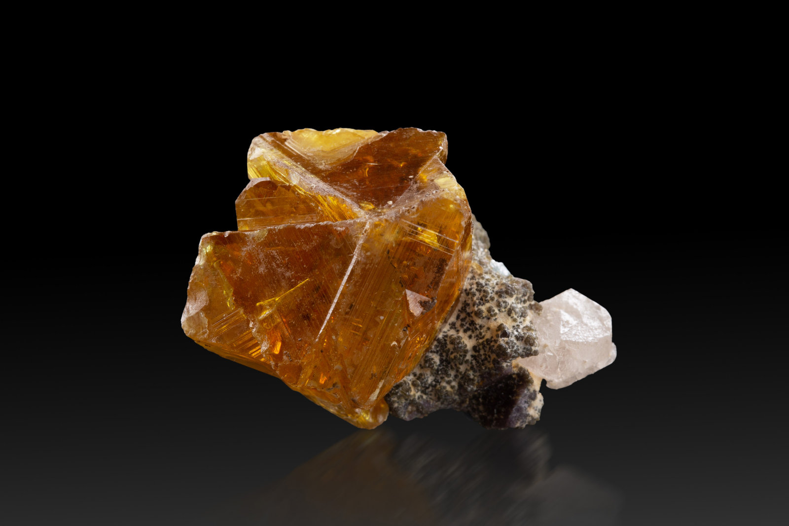 Microlita (Grupo)
3 x 2 x 2.5 cm / cristal principal: 2.2 cm
(Autor: Museo MIM)