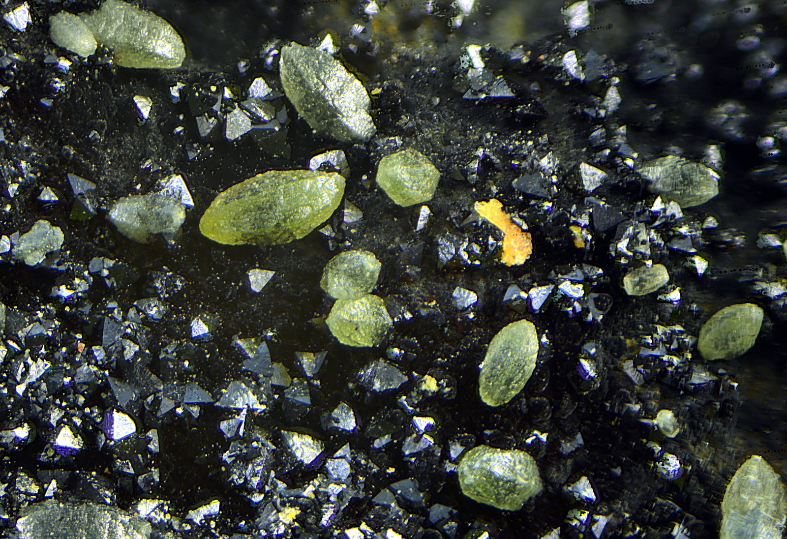 Mimetita-piromorfita y mottramita.
Campo de visión de 2 mm.
(Autor: Antonio Carmona)