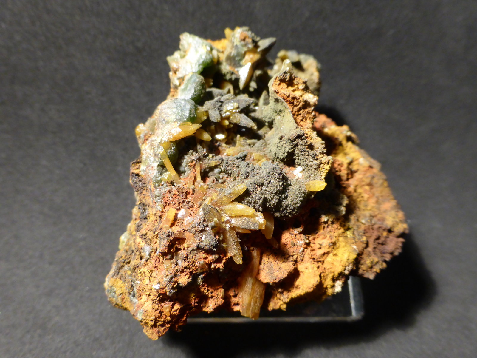 Mimetita sobre wulfenita
5,5x5 cm
(Autor: Ander Ispizua Juan)