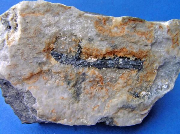 Antimonita con Dolomita
Tamaño de la pieza 9x5,6x4,5 cm.
(Autor: Nacho)