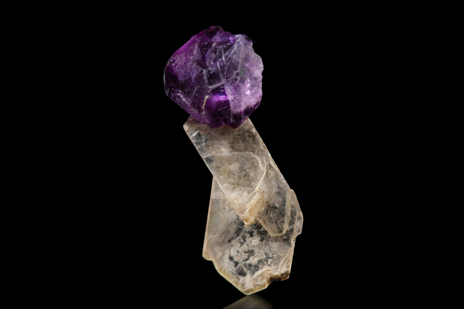 Minasgeraisita-(Y)
0.5 x 0.5 x 1.5 cm / cristal principal: 0.6 cm
(Autor: Museo MIM)