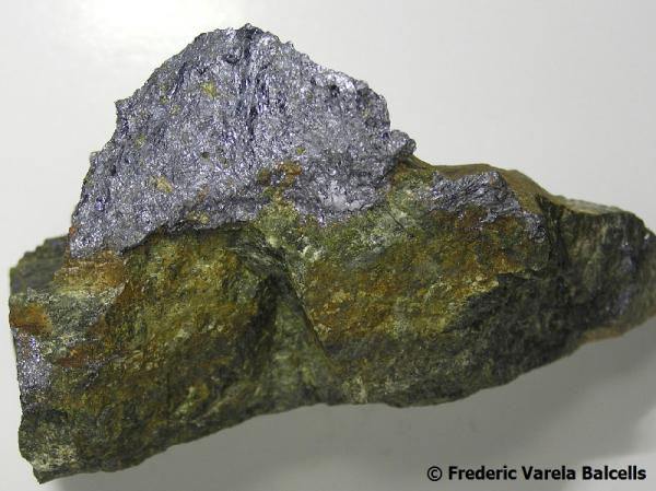 Molibdenita,
9  x 6  cm. Agrupación laminar de 4,5 x 2 cm.
(Autor: Frederic Varela)
