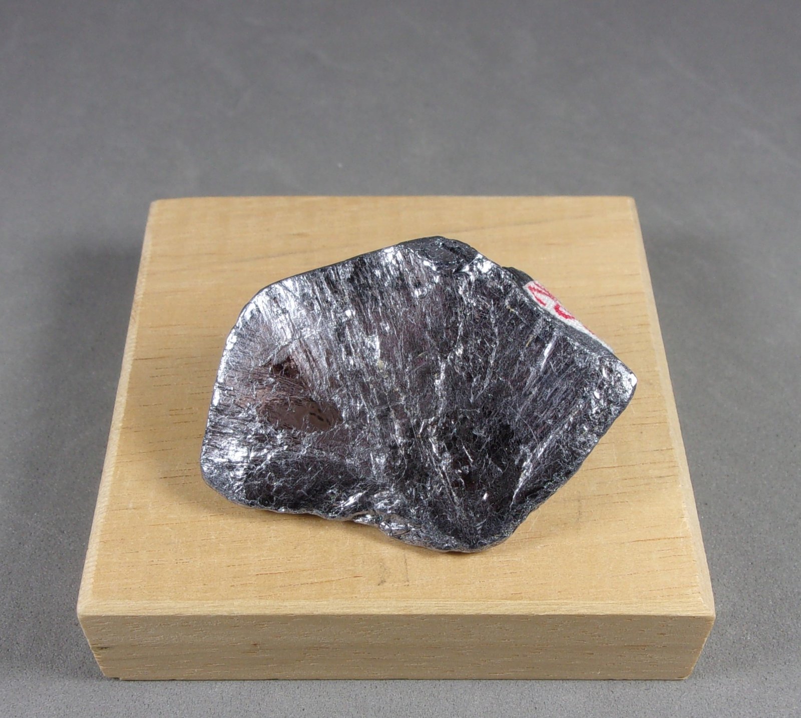 Molibdenita
4,5 × 3 × 1,2 cm. 30,7 g
(Autor: J. G. Alcolea)