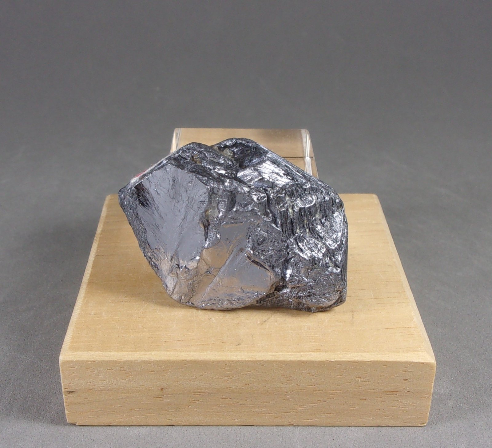 Molibdenita
4,5 × 3 × 1,2 cm. 30,7 g.
(Autor: J. G. Alcolea)