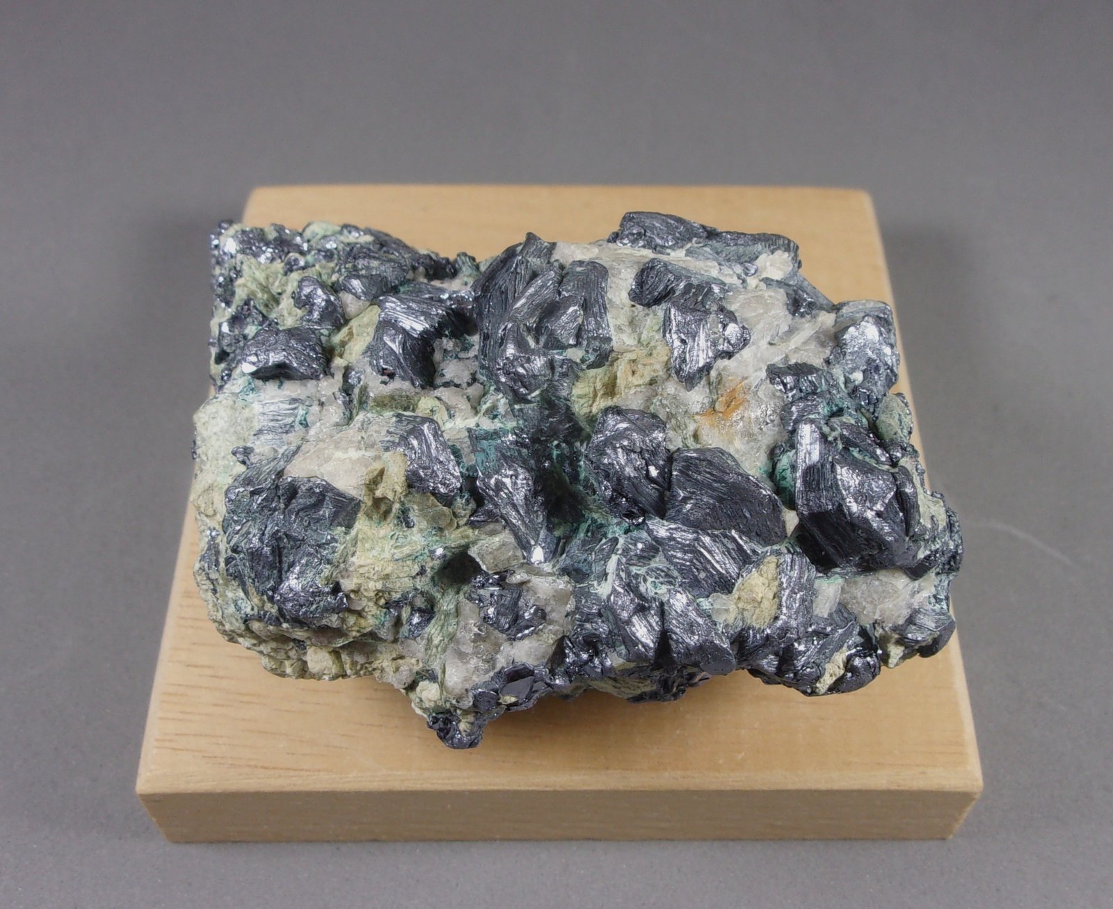 Molibdenita
7,5 x 5,7 x 4,2 cm.
(Autor: J. G. Alcolea)