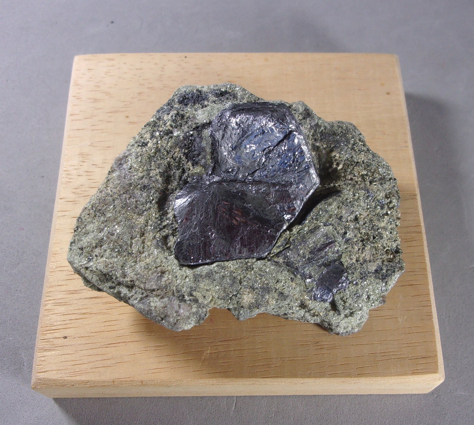 Molibdenita
6,6 x 5,2 x 2,5 cm.
(Autor: J. G. Alcolea)