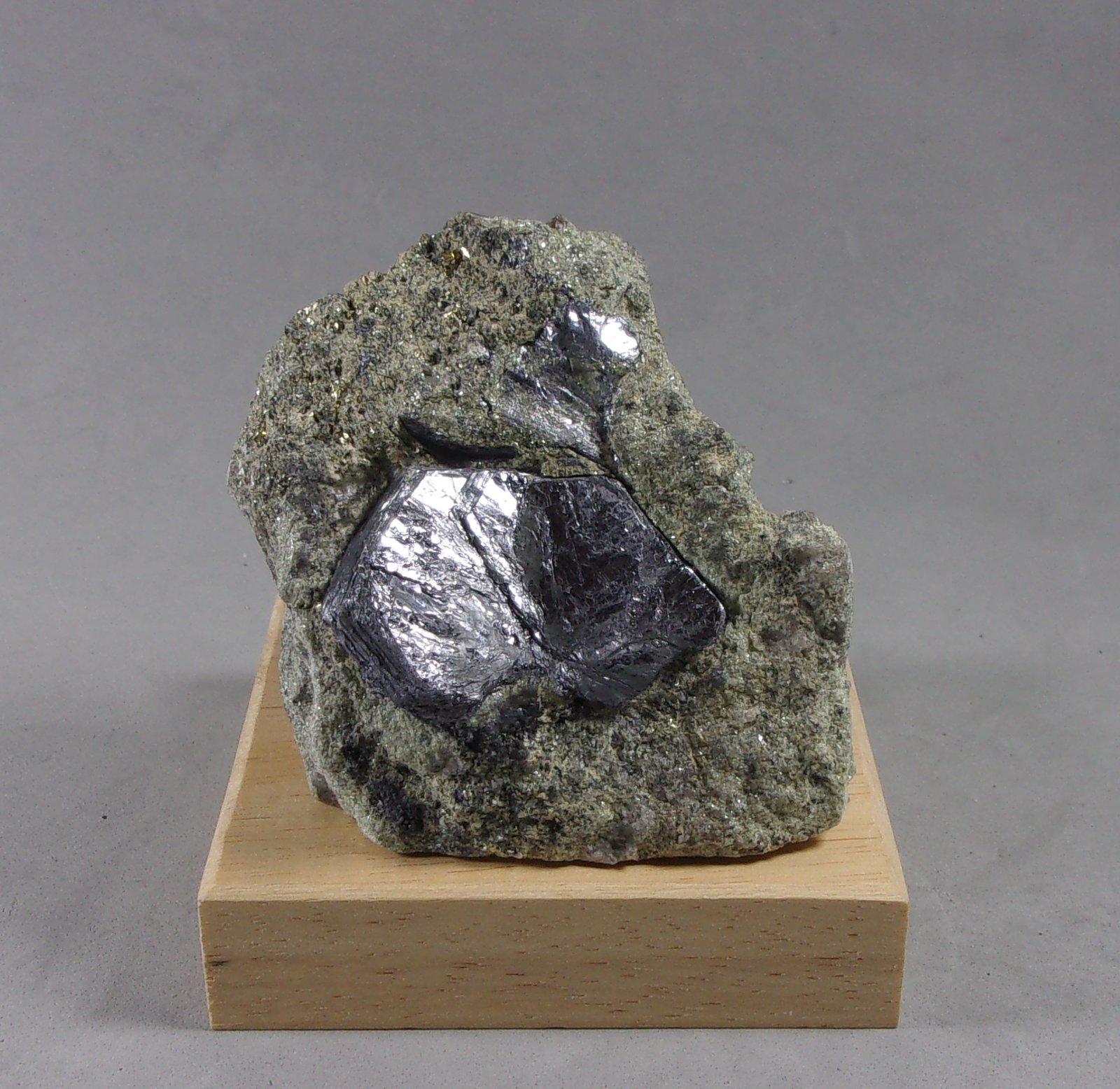 Molibdenita
6,6 x 5,2 x 2,5 cm.
(Autor: J. G. Alcolea)