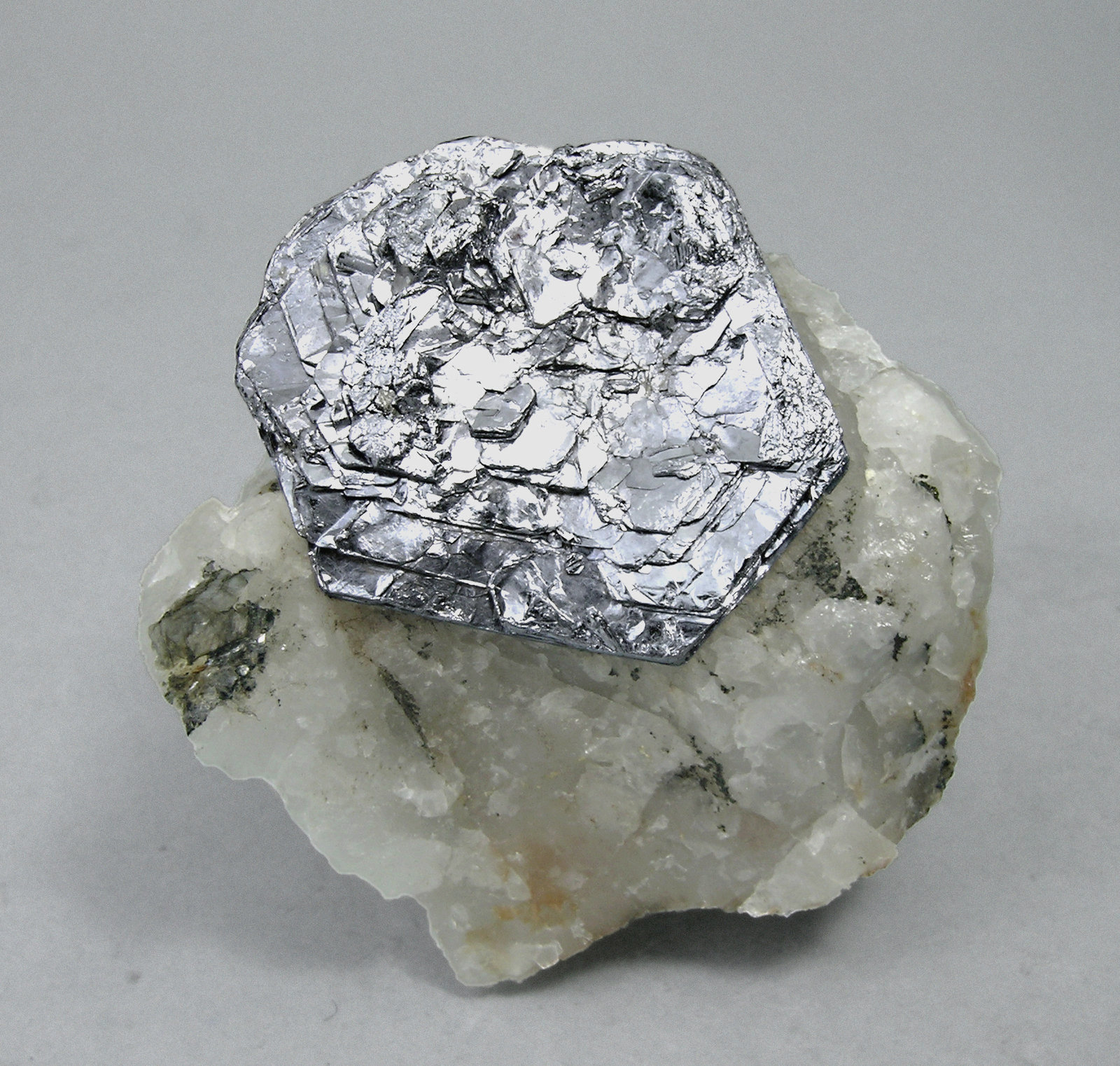 Molibdenita en Cuarzo
3.8 x 3.1 x 4.2 cm
(Autor: Jordi Fabre)