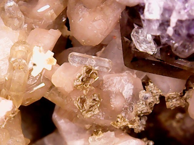 Apatito (Grupo Apatito), Albita (variedad oligoclasa) y Moscovita
Cristal con 4 x 0,8 x 0,8 mm
(Autor: Anisio Claudio)