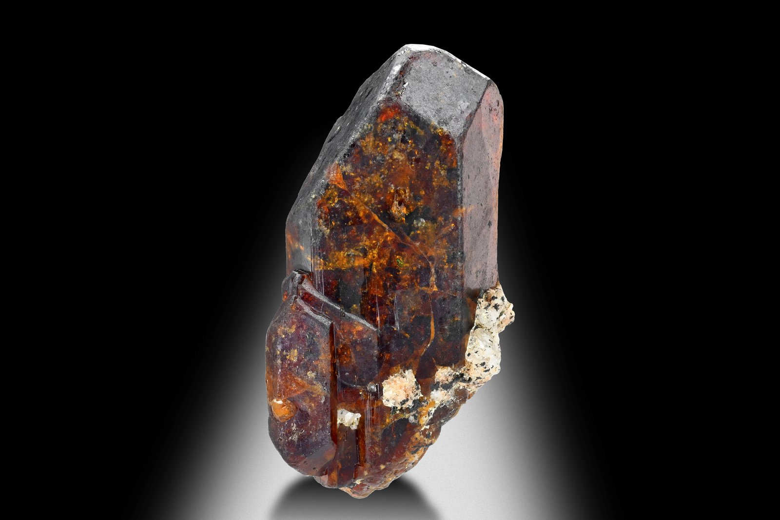 Monacita (Subgrupo)
6.5 x 3 x 3.5 cm / Cristal principal: 6.4 cm.
(Autor: Museo MIM)