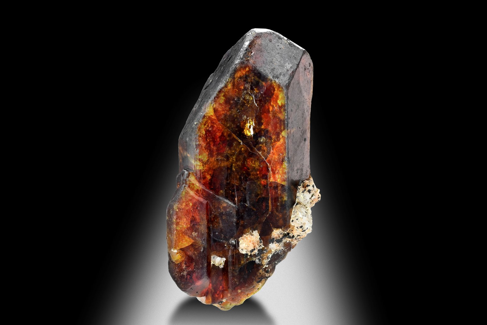 Monacita (Subgrupo)
6.5 x 3 x 3.5 cm / Cristal principal: 6.4 cm.
(Autor: Museo MIM)