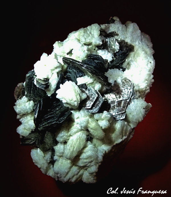 Moscovita y Albita
140x90 mm.
(Autor: Jesus Franquesa Baucells)