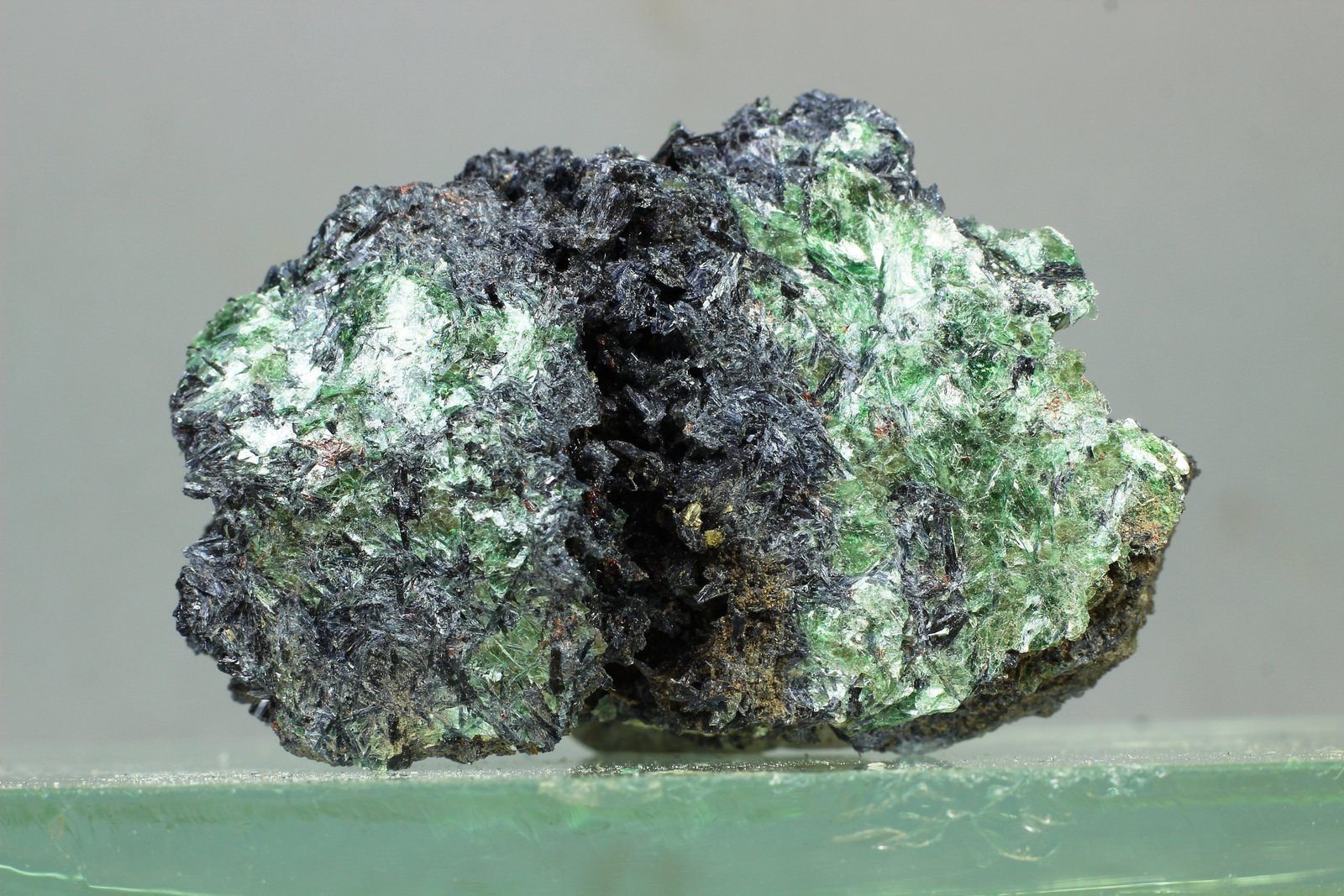 Moscovita (variedad fengita) y Glaucofana
45x30 mm
(Autor: Juan Espino)