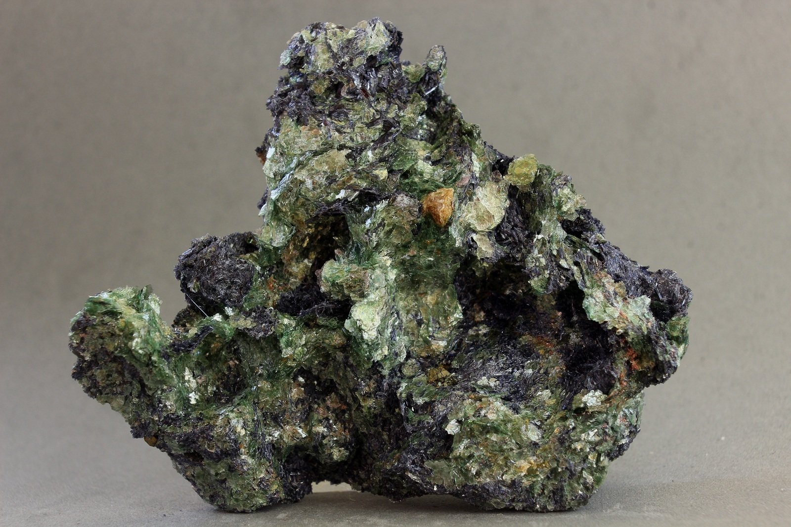 Moscovita (variedad fuchsita)
50x64x17 mm
(Autor: Juan Espino)