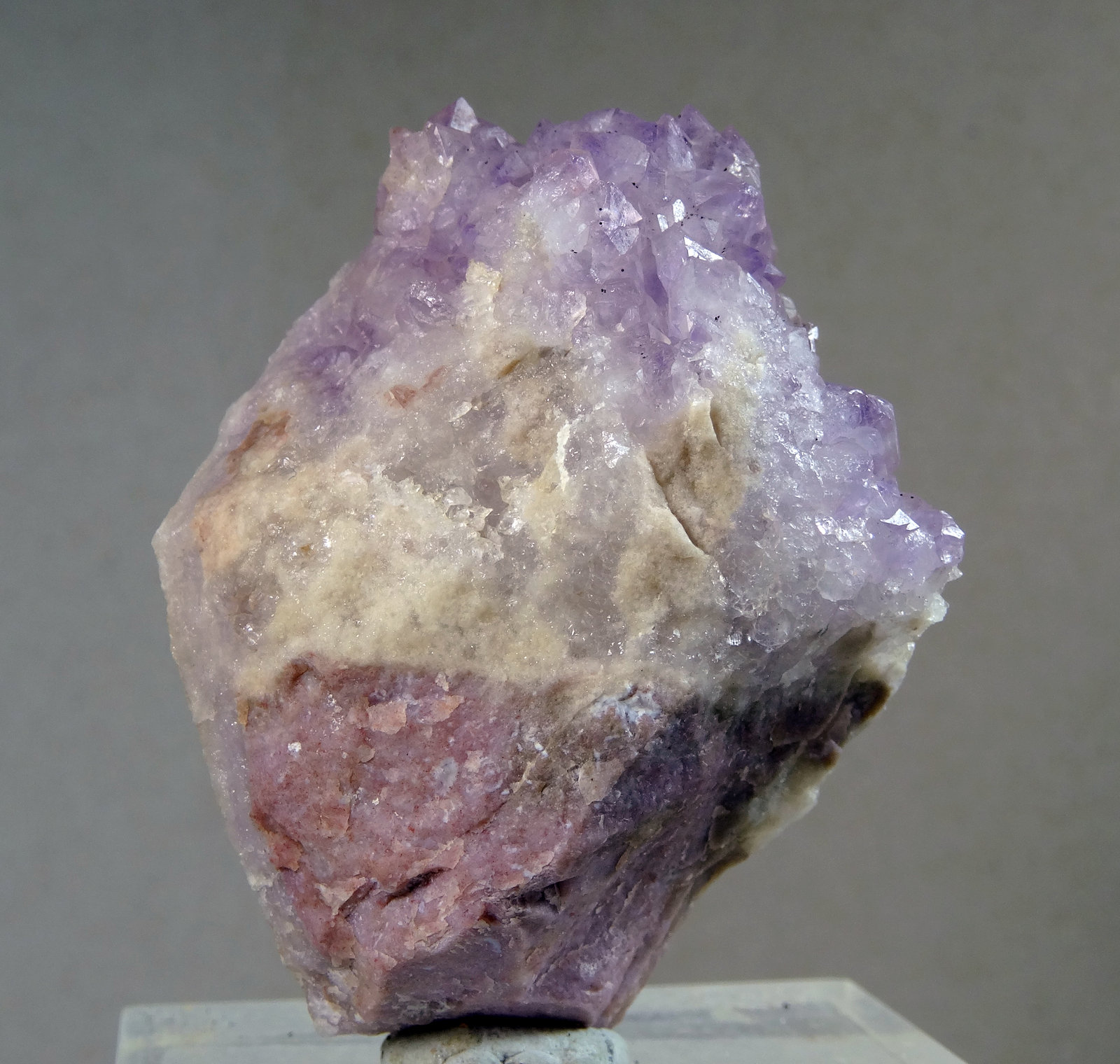 Cuarzo (variedad amatista) y Cuarzo (variedad silex)
Medida: 4,6 x 3,6 x 2,3 cms
(Autor: Joan Martinez Bruguera)