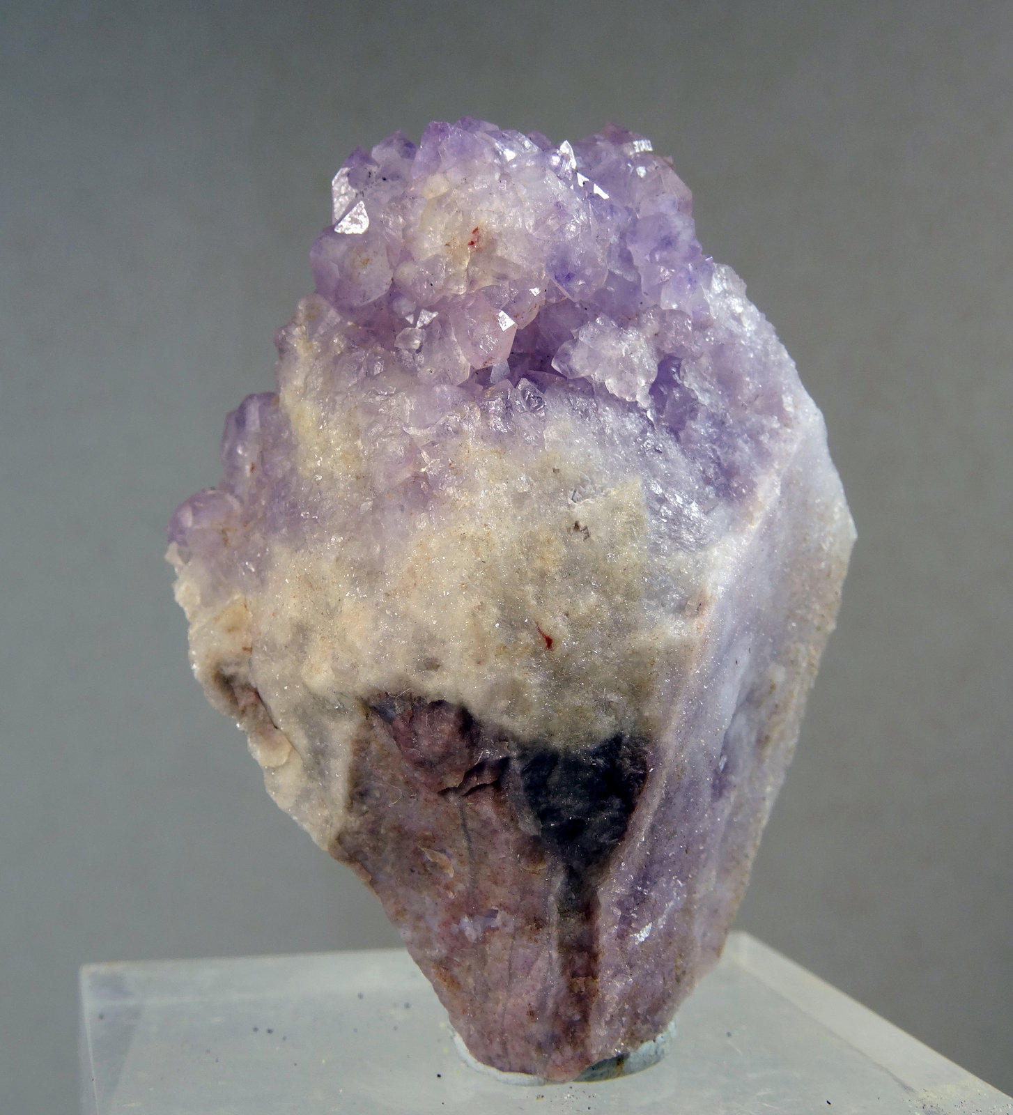 Cuarzo (variedad amatista) y Cuarzo (variedad silex)
Medida: 4,6 x 3,6 x 2,3 cms
(Autor: Joan Martinez Bruguera)