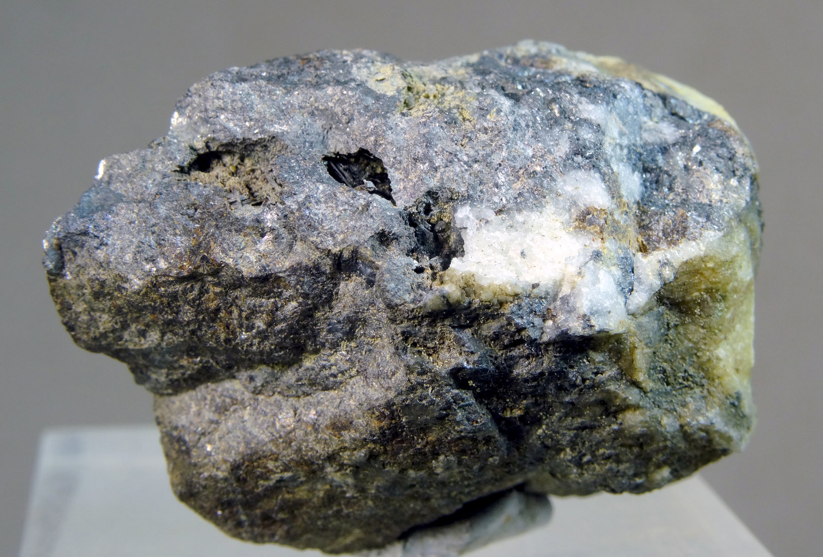 Estibina (Stibnita) y Cuarzo
Medida: 3,8 x 2,6 x 2,1 cms
(Autor: Joan Martinez Bruguera)