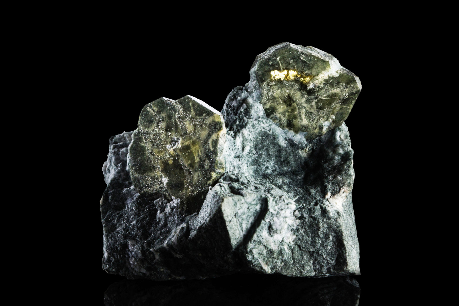 Narsarsukita
5 x 3.5 x 4.5 cm / Cristal principal: 2.2 cm
(Autor: Museo MIM)
