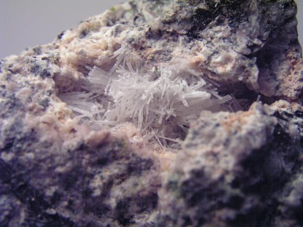 Natrolita.
Geoda de 4 cm.
(Autor: Adrian Pesudo)